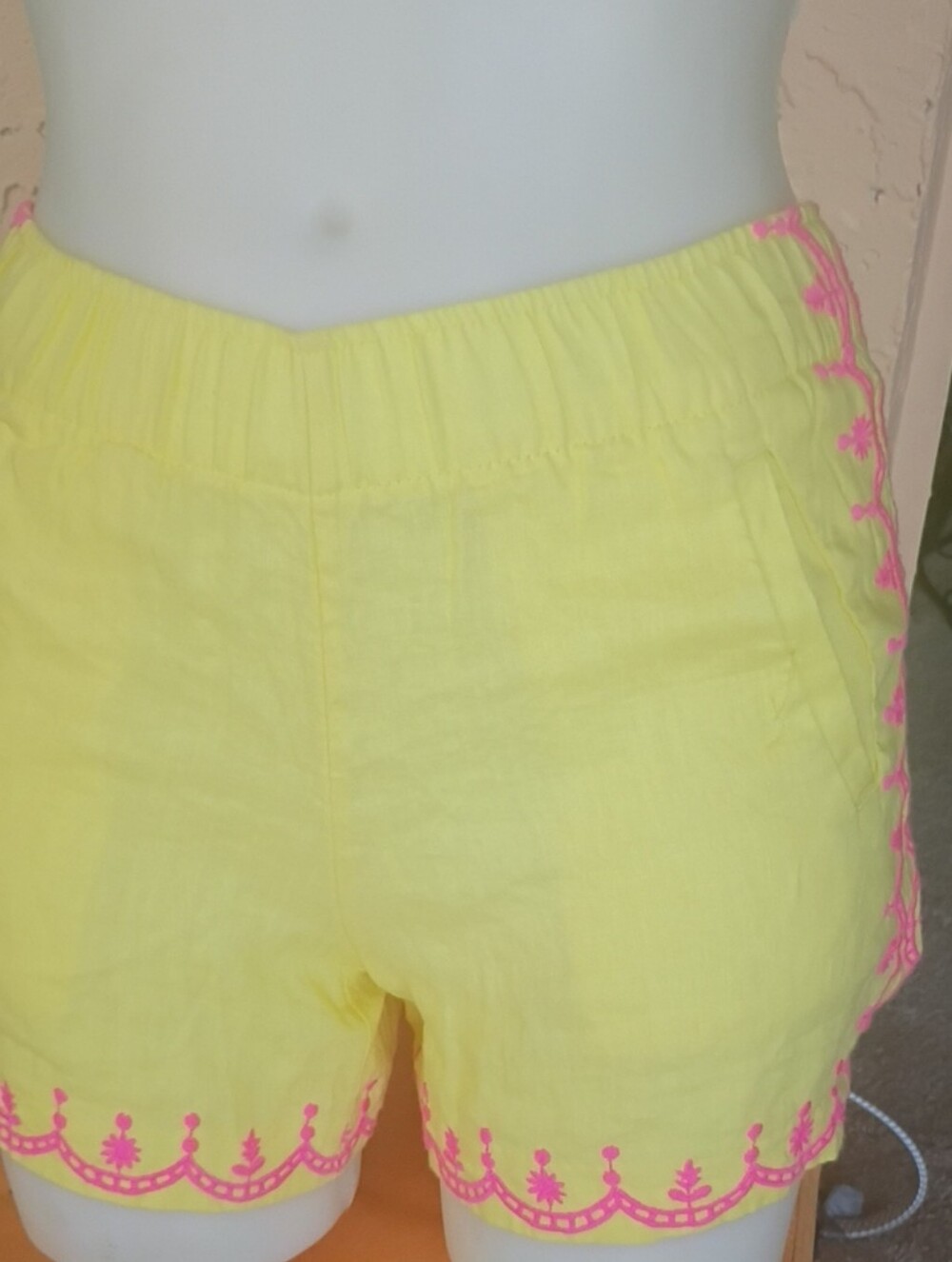Lily Pulitzer ellow Embroidered Women’s Shorts with Pink Trim NWT